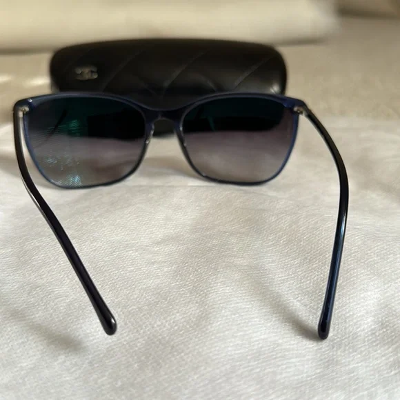 Chanel CC Blue Plastic Frame Wayfarer Sunglasses display picture 2